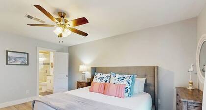 Condo Near Lake Horseshoe Bay With Private Balcony, Washer/dryer, A/c, Wifi