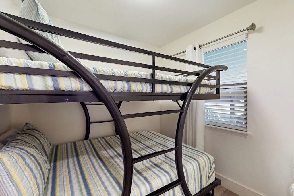 Condo, varias camas, vista a la alberca (Sundowner) | 2 habitaciones, decoración personalizada y muebles diferentes 