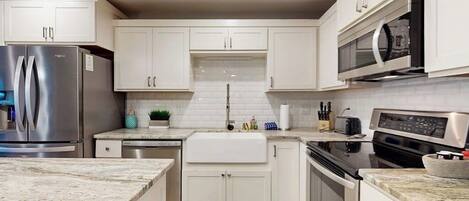 Condo, Multiple Beds, Pool View (Sundowner) | Private kitchen