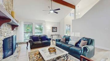 Ferienhaus, Mehrere Betten, Gartenblick (Horseshoe Bay Getaway) | Wohnbereich