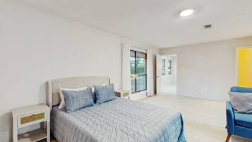 House, Multiple Beds, Garden View (Horseshoe Bay Getaway) | 4 bedrooms, individually decorated, individually furnished, bed sheets