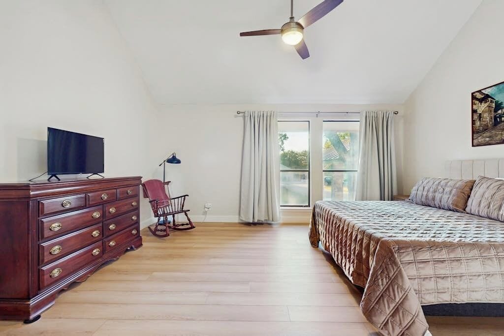 House, Multiple Beds, Garden View (Horseshoe Bay Getaway) | 4 bedrooms, individually decorated, individually furnished, bed sheets
