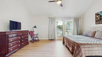 House, Multiple Beds, Garden View (Horseshoe Bay Getaway) | 4 bedrooms, individually decorated, individually furnished, bed sheets