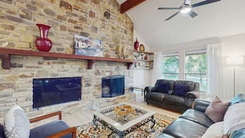 House, Multiple Beds, Garden View (Horseshoe Bay Getaway) | Living area