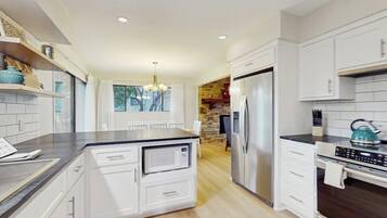 House, Multiple Beds, Garden View (Horseshoe Bay Getaway) | Private kitchen