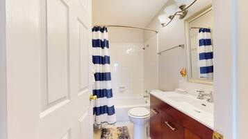 House, Multiple Beds, Balcony (Granite Peak Vista - Inks Lake) | Bathroom | Towels