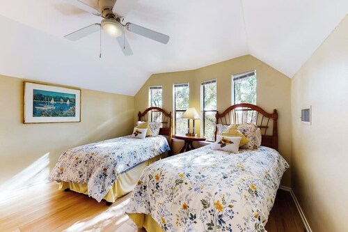 Lovely 2-story Home With Upper & Lower Decks, Gorgeous Lake & Hill Country Views