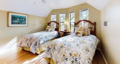 Lovely 2-story Home With Upper & Lower Decks, Gorgeous Lake & Hill Country Views