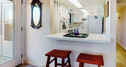 Lovely 2-story Home With Upper & Lower Decks, Gorgeous Lake & Hill Country Views