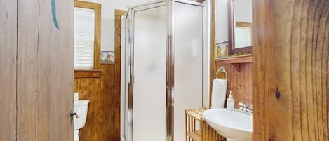 House, 1 Queen Bed, Garden View (Sip & Stay) | Bathroom