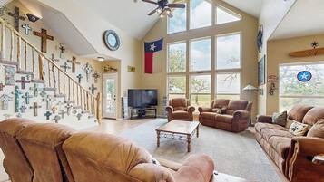 House, Multiple Beds, Balcony (Lone Star Oasis) | Living area