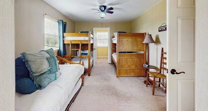 Waterfront Home With Kayak, View, Fire Pit & Wifi - Dog-friendly