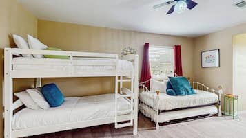 Casa, várias camas (Lone Star Oasis) | 4 quartos, individualmente decorados, individualmente mobiliados