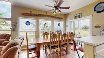 Casa, várias camas (Lone Star Oasis) | 4 quartos, individualmente decorados, individualmente mobiliados