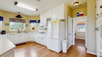 Casa, várias camas (Lone Star Oasis) | Cozinha privada