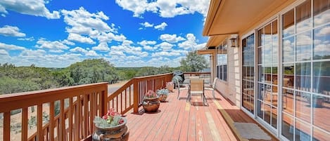 Casa, varias camas, vista al jardín (Hill Country Haven) | Terraza o patio
