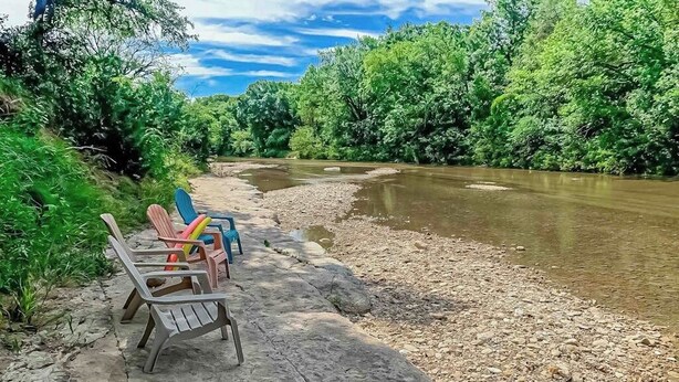 Une rive avec des chaises et un sentier en pierre.
