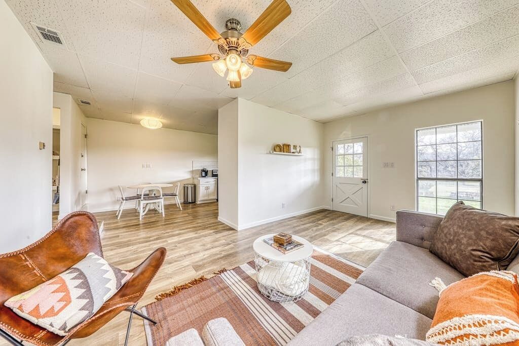 House, Multiple Beds, River View (Riverfront Oasis) | Living area