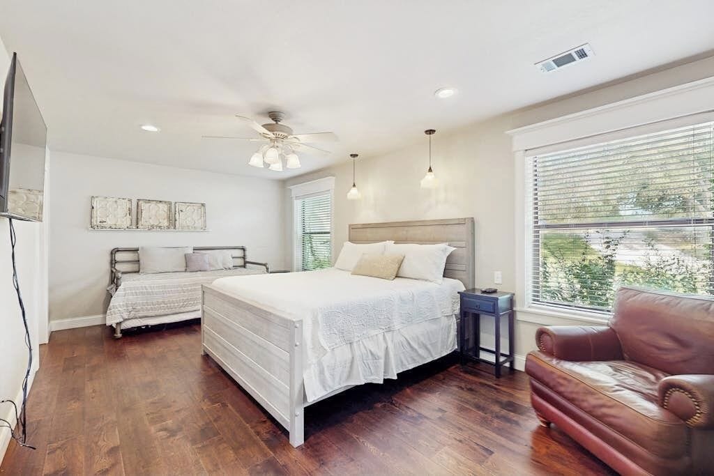 House, Multiple Beds, River View (Opulent Waterfront 118B) | 4 bedrooms, individually decorated, individually furnished, bed sheets
