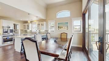 House, Multiple Beds, River View (Opulent Waterfront 118B)