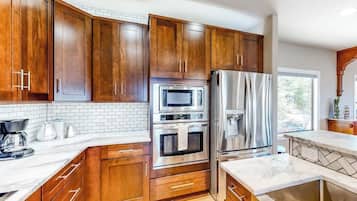 House, Multiple Beds (Lago Vista Retreat) | Private kitchen