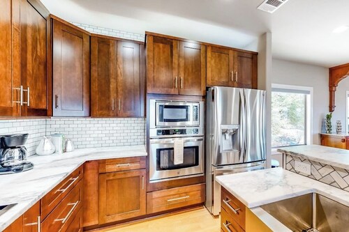 Bright & Spacious Family Home With Firepit, Lake Views, Furnished Deck, Free Wifi