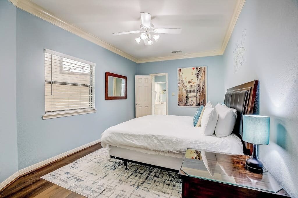 7 bedrooms, individually decorated, individually furnished, bed sheets