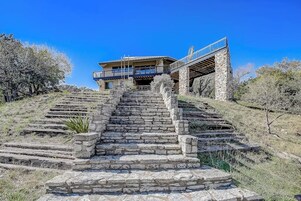 Una escalera de piedra que conduce a un edificio moderno con un balcón.