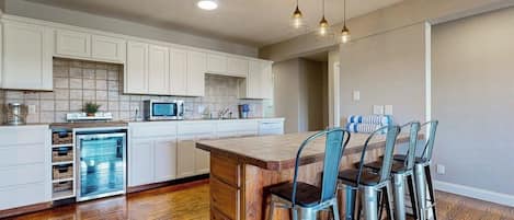 House, Multiple Beds (Coventry Casa) | Private kitchen