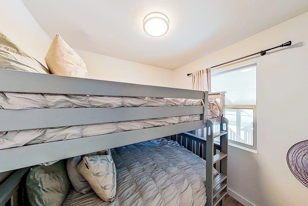 Condo, Multiple Beds (Lake Escape)