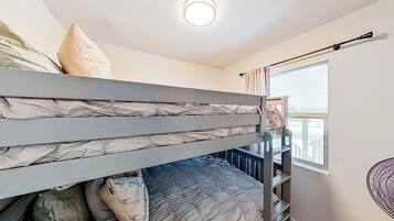 Condo, Multiple Beds (Lake Escape)