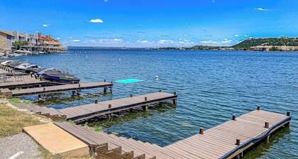 Contemporary, Dog-friendly Townhouse With Balcony, Pool & Day Docks