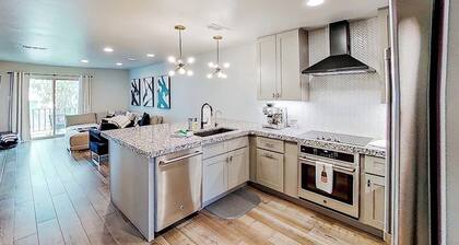 Contemporary, Dog-friendly Townhouse With Balcony, Pool & Day Docks