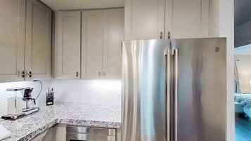 Condo, Multiple Beds (Lake Escape) | Private kitchen