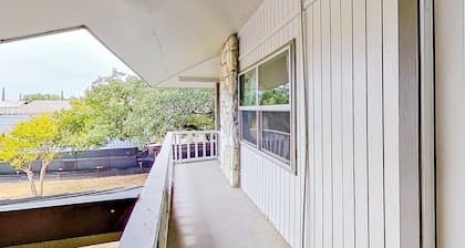 Contemporary, Dog-friendly Townhouse With Balcony, Pool & Day Docks
