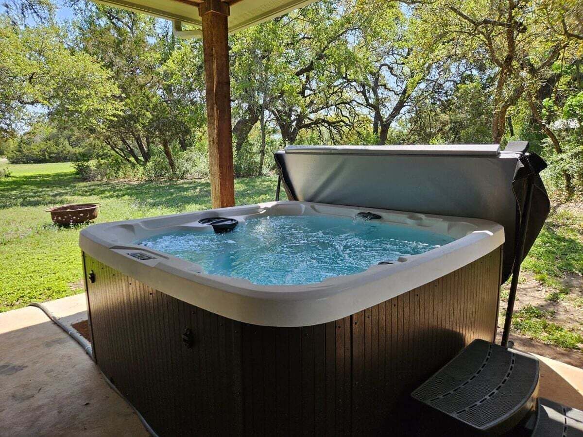 Maison, plusieurs lits, vue jardin (Hill Country Charmer - 200 Blue) | Bain à remous extérieur