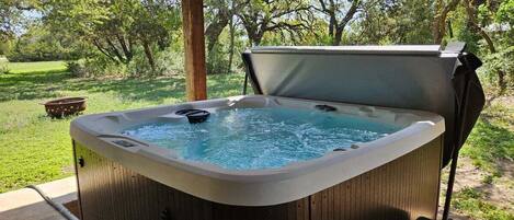 Maison, plusieurs lits, vue jardin (Hill Country Charmer - 200 Blue) | Bain à remous extérieur
