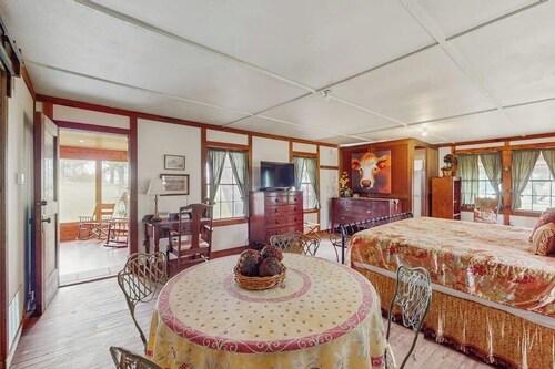 Historic Lakefront & Wildlife Haven With Firepit & Gas Grill - Minutes to Water