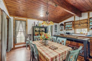 Cabin, 1 giường cỡ king và sofa giường, sân hiên (Seahorse Cove) | 1 phòng ngủ, trang trí khác biệt 