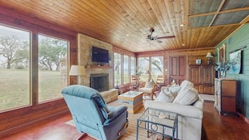 Kabin, 1 Tempat Tidur King dengan tempat tidur Sofa, patio (Seahorse Cove) | Area keluarga