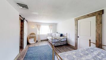 House, Multiple Beds, Pool Access, Pool View (Casa del Lago) | 3 bedrooms, individually decorated, individually furnished, bed sheets