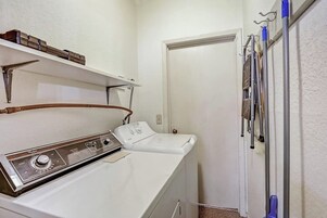 Apartamento, varias camas (Full Moon Harbor) | Lavandería