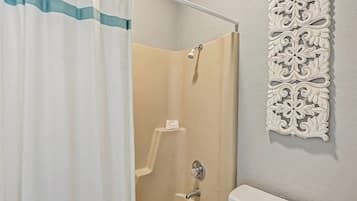 Condo, Plusieurs lits (Full Moon Harbor) | Salle de bain | Serviettes fournies