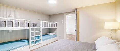 House, Multiple Beds, Balcony, Pool View (Tatanka Lodge) | 5 bedrooms, individually decorated, individually furnished, bed sheets