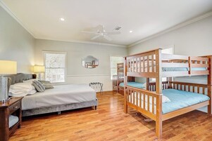 House, Multiple Beds, Balcony, Pool View (Tatanka Lodge) | 5 bedrooms, individually decorated, individually furnished, bed sheets