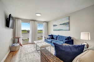 House, Multiple Beds, Balcony, Pool View (Tatanka Lodge) | Living area