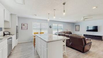 Rumah, Beberapa Tempat Tidur, dapur, pemandangan kebun (Bluebonnet Cove) | Interior