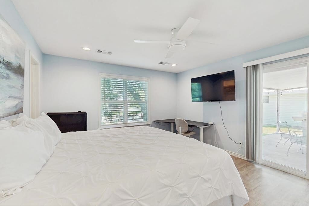 4 bedrooms, individually decorated, individually furnished, bed sheets