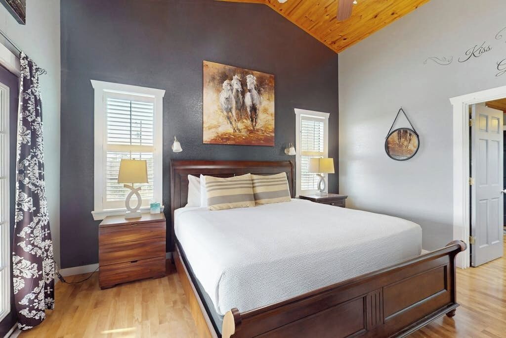 House, Multiple Beds (Headquarters Hideaway) | 3 bedrooms, individually decorated, individually furnished, bed sheets