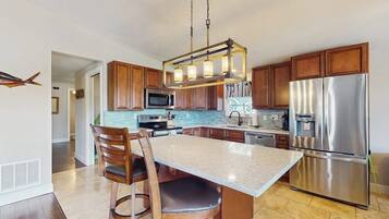 House, Multiple Beds (Granite Getaway) | Private kitchen